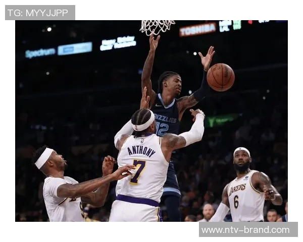 1月24日灰熊与湖人激战正酣球迷期待精彩对决与精彩瞬间 1月24日灰熊与湖人激战正酣球迷期待精彩对决与精彩瞬间